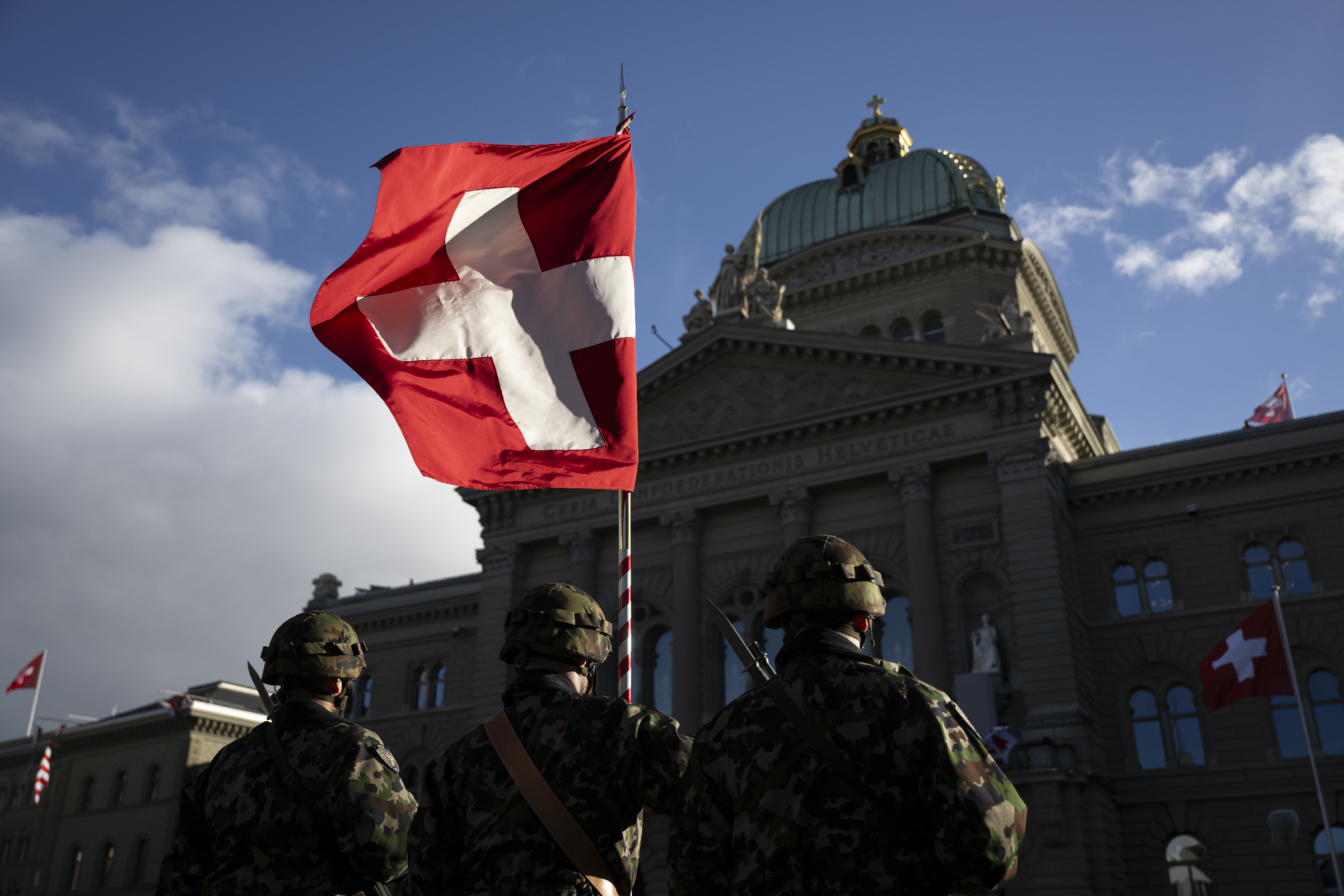 Message sur l'armée : attaque frontale contre une politique de sécurité globale