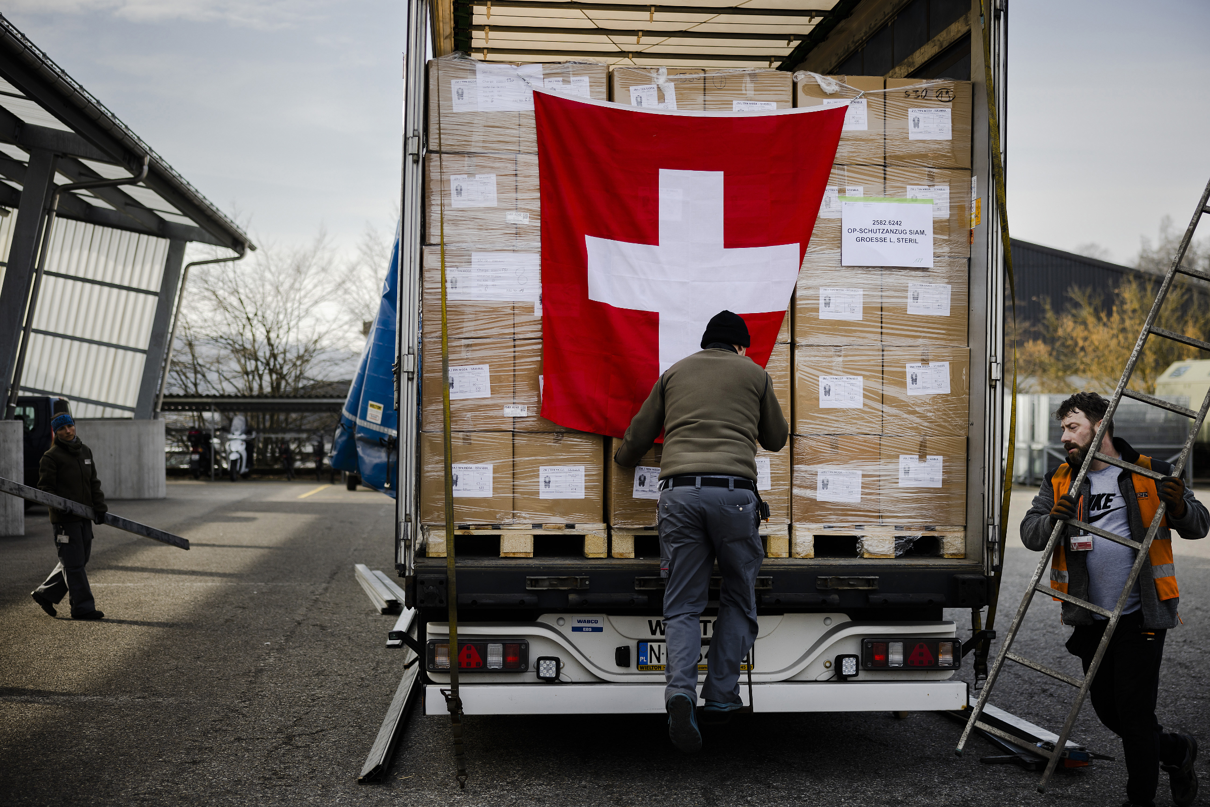 Who benefits from Swiss development funds?